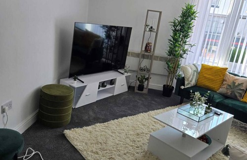 Wolverhampton Apartment | Luxury stylish Charming City Apartment with Private Entrance in Wolverhampton
