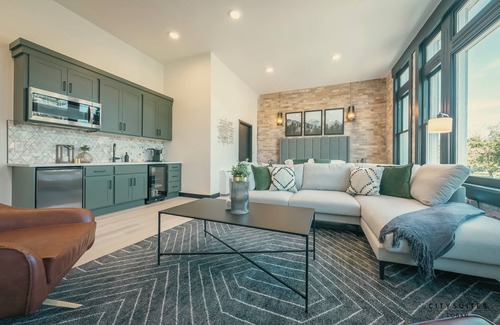Logan Apartment | Luxury Suite ~ Above Starbucks ~ Main St View