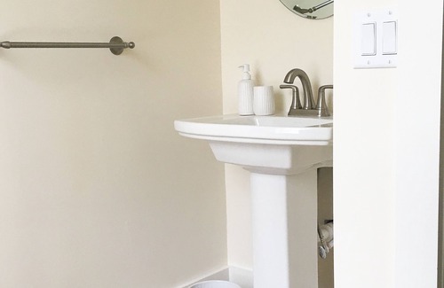 Brownstown Apartment | Luxury Suite in Brownstown