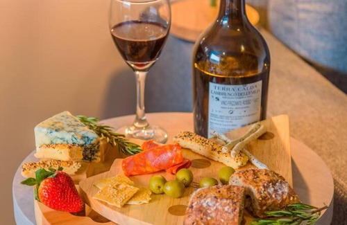 La Aguacatala Apartment | Luxury Suite in El Poblado Co-Work, Gym, Fast WiFi