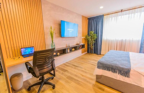 La Aguacatala Apartment | Luxury Suite in El Poblado Co-Work, Gym, Fast WiFi