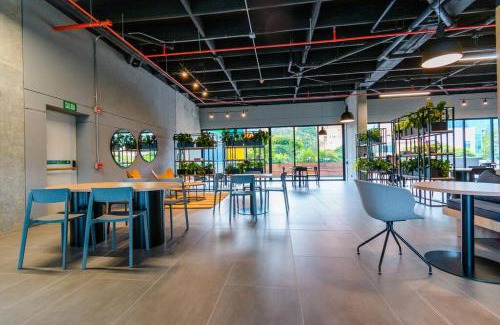 La Aguacatala Apartment | Luxury Suite in El Poblado Co-Work, Gym, Fast WiFi