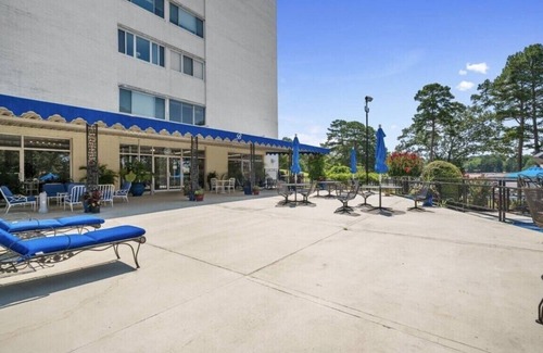 Mid America Condo | Luxury Suite in Prestigious Lake Hamilton High Rise