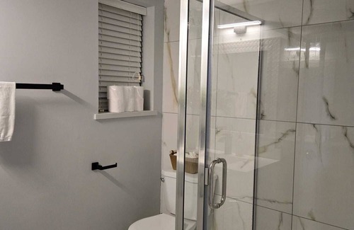 Guildford House | Luxury Suite near Skytrain