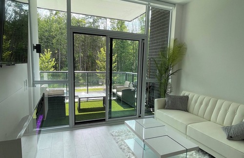 Innisfil Condo | LUXURY SUITE | POOL | HOT TUB +++