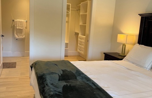 Lower Sumas Mountain Bed & Breakfast | Luxury Suite situated on top of mountain in a prestigious location.