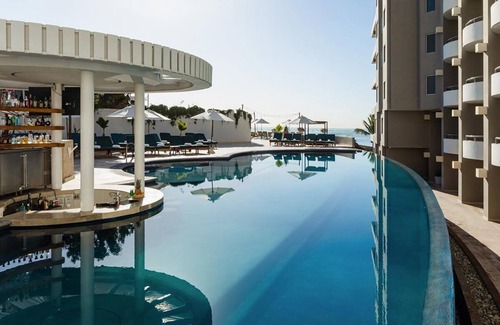 El Medano Ejidal Hotel | Luxury Suite with Private Balcony Hot Tub in Downtown Cabo