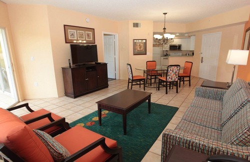 Florida Central Atlantic Coast Resort | Luxury suites, 7 heated pools & minutes from Orlando’s world-famous parks