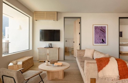 Downtown Palm Springs Hotel | Luxury Suites w/Poolside Cabanas, Bike Rentals & Stunning Mountain Views