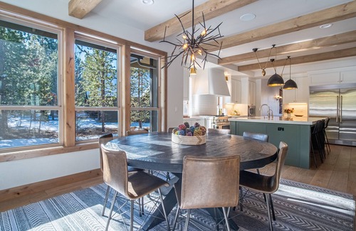 Sunriver House | Luxury Sunriver Escape with Hot Tub, BBQ & Firepit