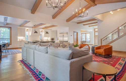 Sunriver House | Luxury Sunriver Escape with Hot Tub, BBQ & Firepit