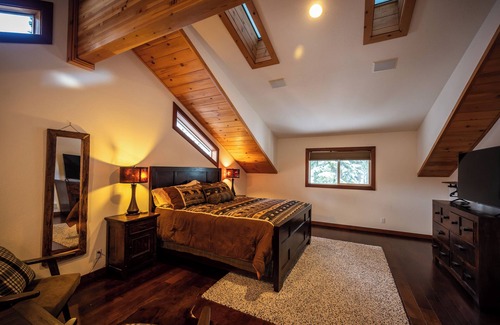 Twin Peaks House | Luxury Tahoe 5BR with Hot Tub. Near Sunnyside!