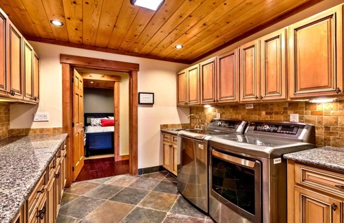 Truckee House | Luxury Tahoe/Donner Home w/Mountain Views, Sauna & Hot Tub! - 6 Bed/4.5 Bath