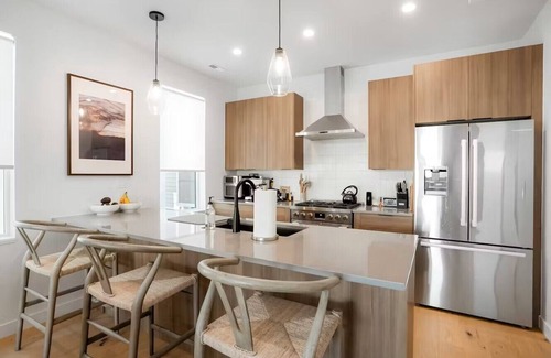 Berkeley House | Luxury Tennyson Brownstone/Mountain Views + Dining, Bars, Shops & Parks