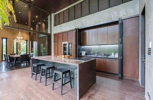 Ekkamai Villa | Luxury Modern Pool Jacuzzi Villa 5BR Thonglor