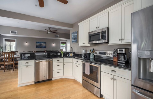 Yachting Village Apartment | Luxury Thames St 3BR w/Parking