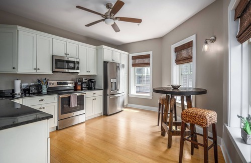Yachting Village Apartment | Luxury Thames St 3BR w/Parking