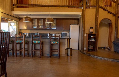 Northcliff Villa | Luxury Thatched Villa With Balcony Overlooking Johannesburg - Sleeps Six