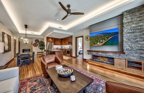 Lakeside Park Condo | Luxury Three Bedroom Residence steps from Heavenly Village Book 7 Nights for 10% Off by RedAwning
