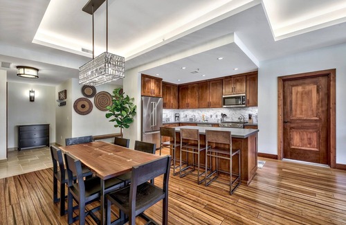 Lakeside Park Condo | Luxury Three Bedroom Residence steps from Heavenly Village Book 7 Nights for 10% Off by RedAwning