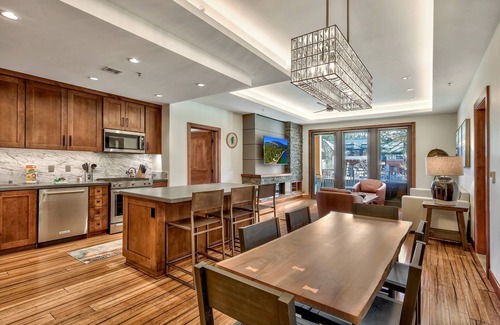 Lakeside Park Condo | Luxury Three Bedroom Residence steps from Heavenly Village Book 7 Nights for 10% Off by RedAwning