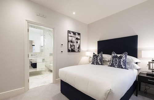 Ravenscourt Park Apartment | Luxury Three Bedroom - Flat 122 (Lower Ground Floor)