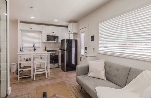 College Park Apartment | Luxury Tiny Home -2 MI to DT Orlando & Winter Park