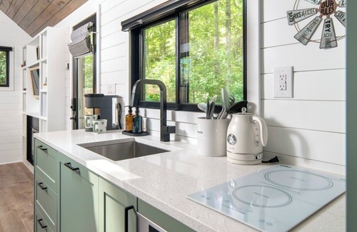 Deep Gap Apartment | Luxury Tiny Home in Deep Gap with Hot Tub and Fireplace