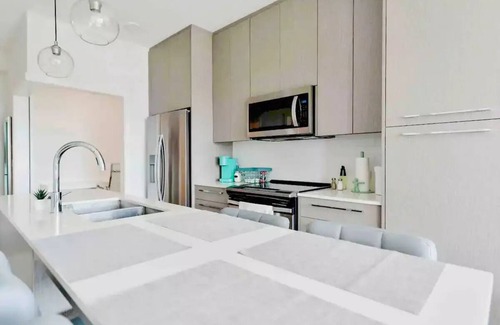 Calgary Condo | Luxury Top Floor💎FREE Parking💎PS4💎10min to Airport