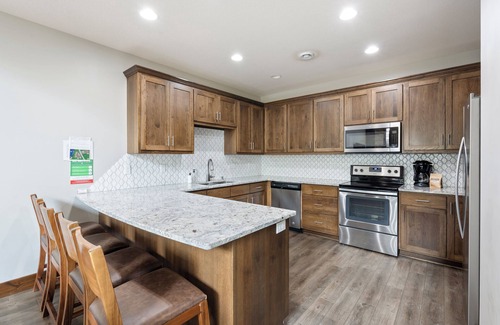 Crosslake Condo | Luxury Townhome|Heart of Crosslake|Beach and Pool
