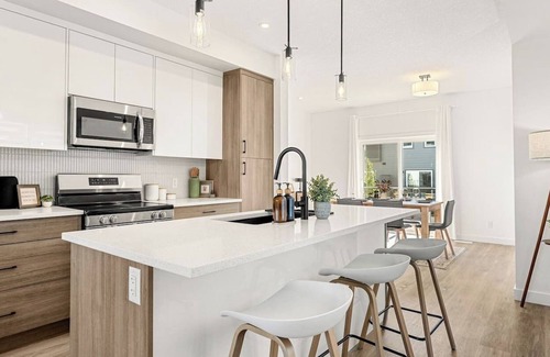 Springbank Hill House | Luxury Townhome King Bed Near WinSport & Aspen