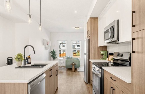 Springbank Hill House | Luxury Townhome King Bed Near WinSport & Aspen