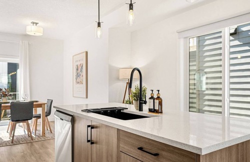 Springbank Hill House | Luxury Townhome King Bed Near WinSport & Aspen