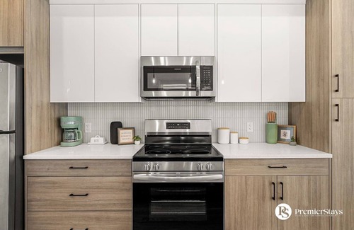 Springbank Hill House | Luxury Townhome King Bed Near WinSport & Aspen