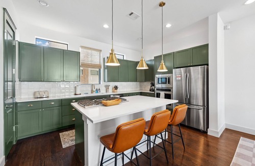 Fort Worth House | Luxury Townhome off Magnolia Ave - 3B/3.5BA with garage!