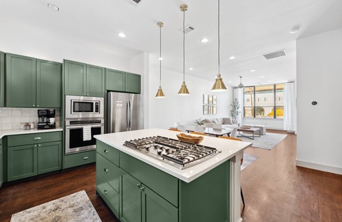 Fort Worth House | Luxury Townhome off Magnolia Ave - 3B/3.5BA with garage!