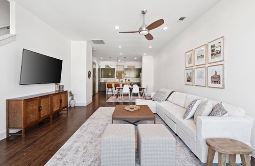 Fort Worth House | Luxury Townhome off Magnolia Ave - 3B/3.5BA with garage!