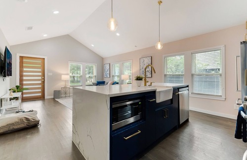Oak Cliff House | Luxury Townhome | Pet Friendly