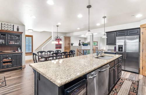 Bear Hollow Village House | Luxury Townhome: Private Balcony & Hot Tub, Great Location, 4 BR