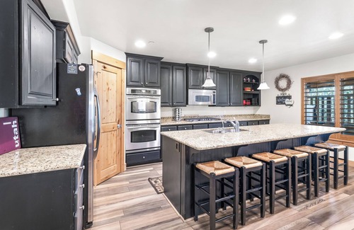 Bear Hollow Village House | Luxury Townhome: Private Balcony & Hot Tub, Great Location, 4 BR