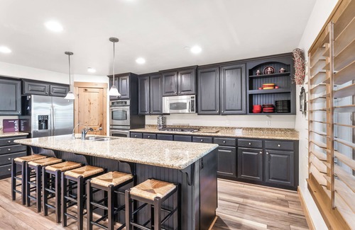 Bear Hollow Village House | Luxury Townhome: Private Balcony & Hot Tub, Great Location, 4 BR