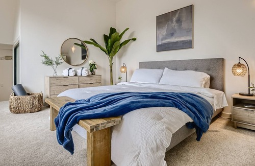 Eastlake House | Luxury Townhome - Roof Top Deck, Seconds from Lake Union w/ VIEWS