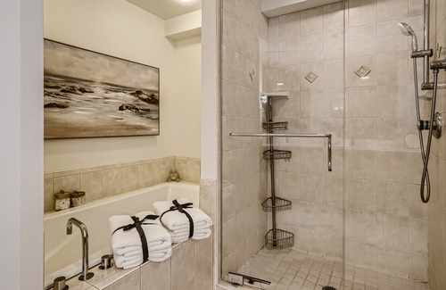 Eastlake House | Luxury Townhome - Roof Top Deck, Seconds from Lake Union w/ VIEWS