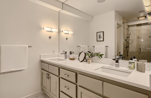 Eastlake House | Luxury Townhome - Roof Top Deck, Seconds from Lake Union w/ VIEWS