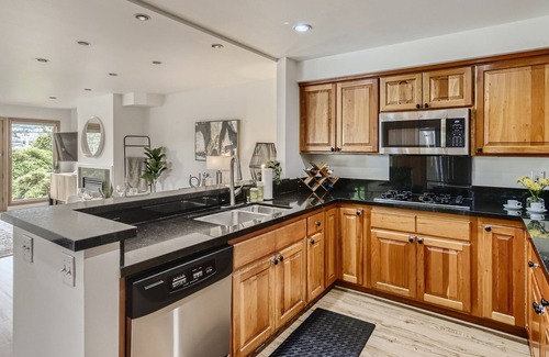 Eastlake House | Luxury Townhome - Roof Top Deck, Seconds from Lake Union w/ VIEWS