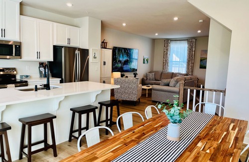 Bayside House | Luxury townhome w/pool & clubhouse access, community dock, kitchen & free WiFi