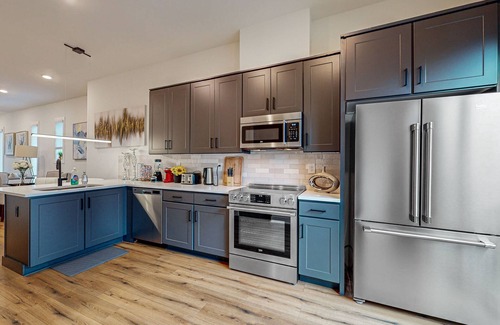 Lindridge-Martin Manor House | Luxury townhome with open-concept living space & gas fireplace