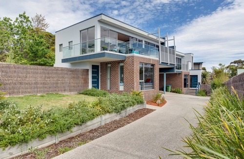 McCrae House | Luxury Townhouse with Bay Views