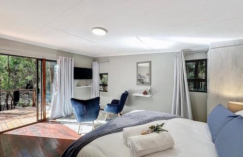 Tierpoort Apartment | Luxury Tranquil Treehouse & Hot Tub