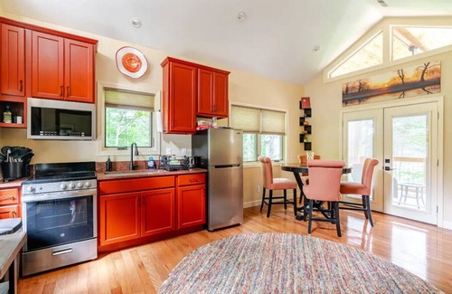 Marshall Cabin | Luxury Treehouse - Poplar Treehouse - Near Asheville - Pet Friendly